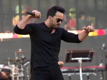 Luis Fonsi enloquece a sus fans sobre el escenario Luis Fonsi enloquece a sus fans sobre el escenario