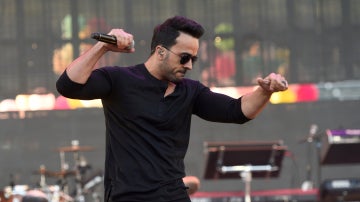 Luis Fonsi enloquece a sus fans sobre el escenario