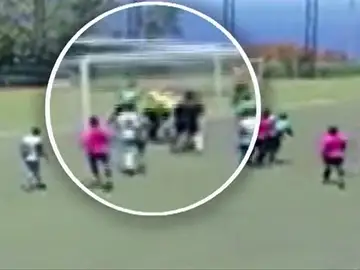 Frame 9.904761 de: Agreden a un árbitro y su asistente en un partido de fútbol en Tenerife Frame 9.904761 de: Agreden a un árbitro y su asistente en un partido de fútbol en Tenerife