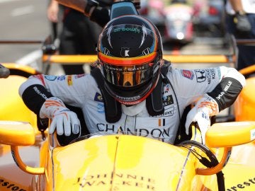 Fernando Alonso se sube a su coche de las 500 millas de Indianápolis