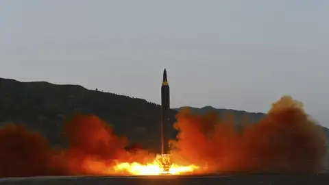 Fotografía que muestra el lanzamiento de un misil en Corea del Norte Fotografía que muestra el lanzamiento de un misil en Corea del Norte