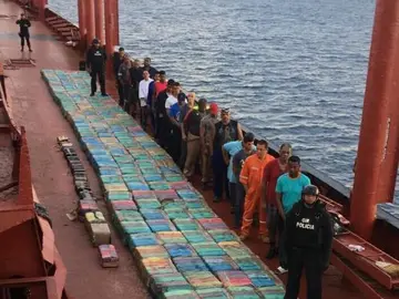 La Policía intercepta un buque con 5.529 kilos de cocaína y detiene a 24 personas La Policía intercepta un buque con 5.529 kilos de cocaína y detiene a 24 personas