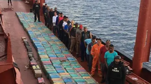 La Policía intercepta un buque con 5.529 kilos de cocaína y detiene a 24 personas La Policía intercepta un buque con 5.529 kilos de cocaína y detiene a 24 personas