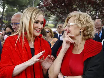 Cristina Cifuentes y Manuela Carmena durante la celebración de San Isidro Cristina Cifuentes y Manuela Carmena durante la celebración de San Isidro