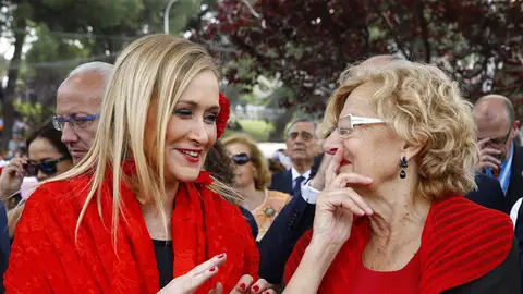 Cristina Cifuentes y Manuela Carmena durante la celebración de San Isidro Cristina Cifuentes y Manuela Carmena durante la celebración de San Isidro