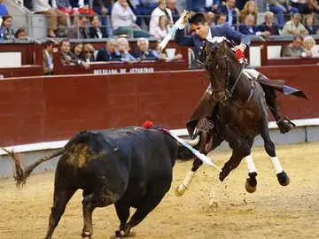 El rejoneador Manuel Manzanares en la lidia a su segundo, durante el cuarto festejo de la Feria de San Isidro en Las Ventas en el que ha compartido cartel con Andy Cartagena y Sergio Galán El rejoneador Manuel Manzanares en la lidia a su segundo, durante el cuarto festejo de la Feria de San Isidro en Las Ventas en el que ha compartido cartel con Andy Cartagena y Sergio Galán