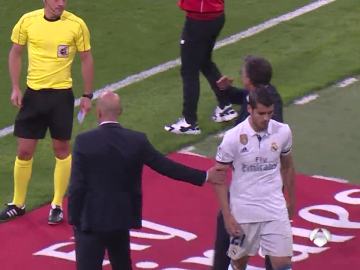 Morata le niega el saludo a Zidane en la banda del Bernabéu