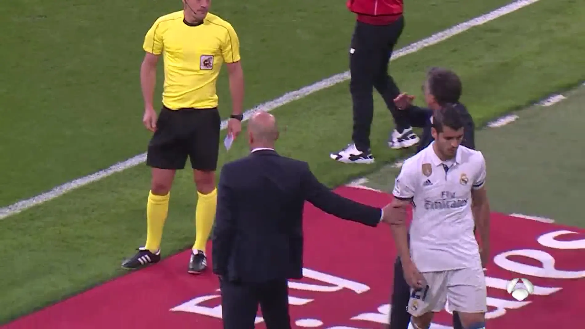 Morata le niega el saludo a Zidane en la banda del Bernabéu Morata le niega el saludo a Zidane en la banda del Bernabéu