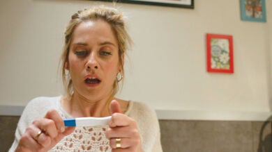 Carmen se hace un test de embarazo a escondidas de Iñaki