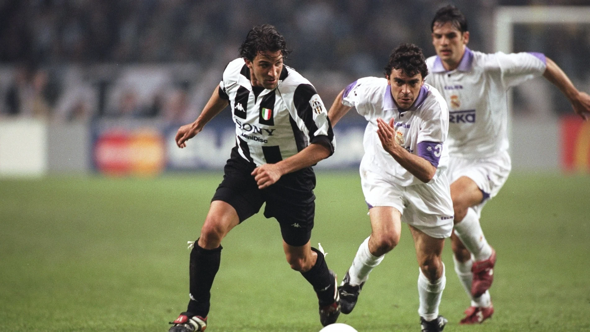 Del Piero avanza con el balón ante la defensa de Sanchís