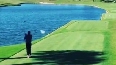 ¡Ver para creer! Se carga a un pato que se cruza en su salida desde el tee en un campo de golf