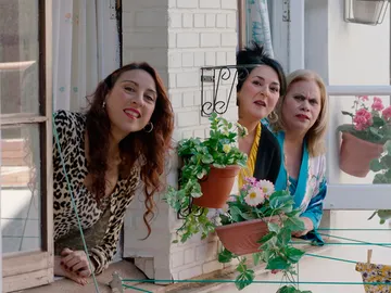 Las vecinas, al tanto de todo lo que sucede en casa de Carmen Las vecinas, al tanto de todo lo que sucede en casa de Carmen