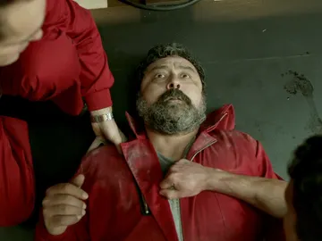 Moscú se desploma, roto de dolor, al descubrir a su hijo rodeado de sangre Moscú se desploma, roto de dolor, al descubrir a su hijo rodeado de sangre