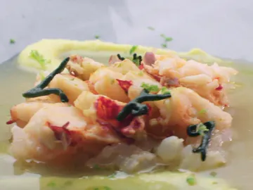 Bogavante sobre tartar de cigalas y caldo de nécoras Bogavante sobre tartar de cigalas y caldo de nécoras