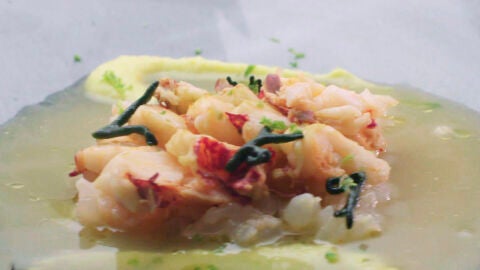 Bogavante sobre tartar de cigalas y caldo de n&eacute;coras