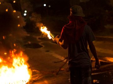 Un grupo de manifestantes venezolanos participa en una protesta contra el Gobierno 