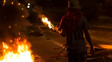 Un grupo de manifestantes venezolanos participa en una protesta contra el Gobierno 