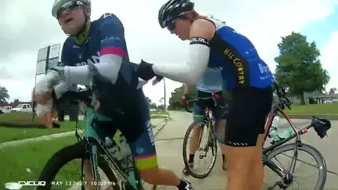 Frame 56.440275 de: Un ciclista es alcanzado por una bala perdida en Nueva Orleans Frame 56.440275 de: Un ciclista es alcanzado por una bala perdida en Nueva Orleans