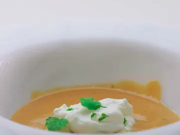 Suquet de langosta, bogavante y cigalas con apio nabo, chirivía, patata y nata y aceite de albahaca Suquet de langosta, bogavante y cigalas con apio nabo, chirivía, patata y nata y aceite de albahaca