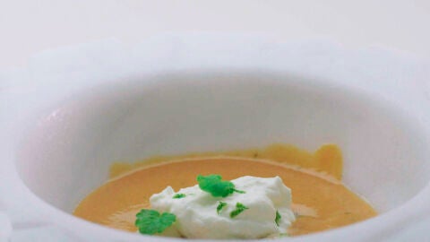 Suquet de langosta, bogavante y cigalas con apio nabo, chiriv&iacute;a, patata y nata y aceite de albahaca