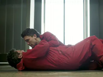 Denver salva a su padre con la verdad a segundos de ser identificado por la policía Denver salva a su padre con la verdad a segundos de ser identificado por la policía