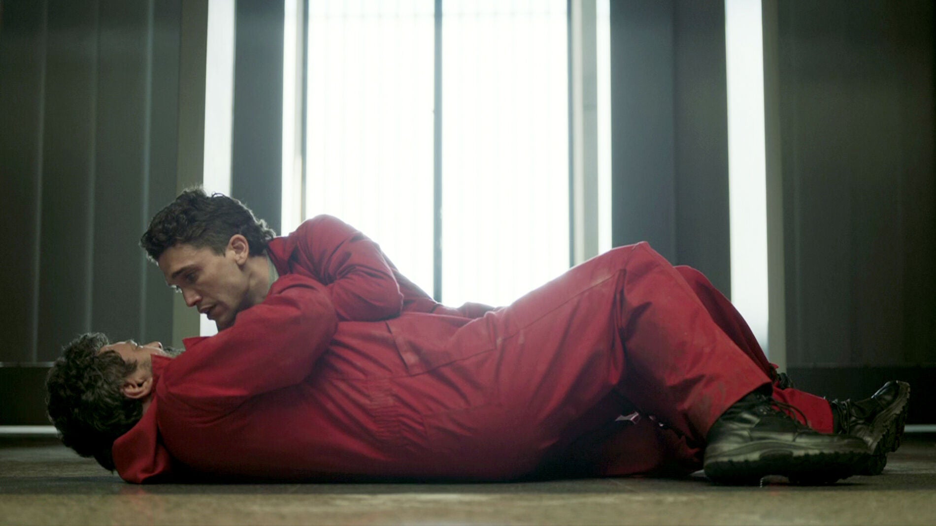 Denver salva a su padre con la verdad a segundos de ser identificado por la polic&iacute;a