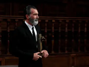 El actor Antonio Banderas tras recibir un premio El actor Antonio Banderas tras recibir un premio