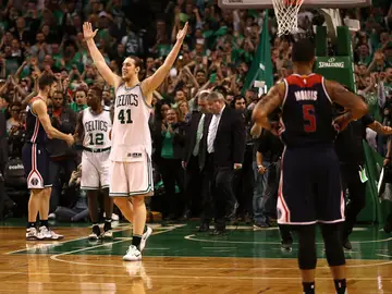 Kelly Olynyk celebra la victoria ante los Wizards Kelly Olynyk celebra la victoria ante los Wizards
