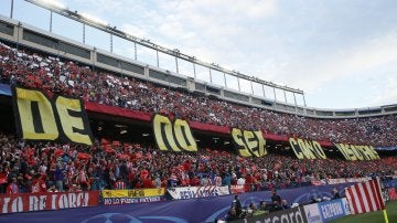 Una de las gradas del Vicente Calderón en el Atlético de Madrid-Real Madrid