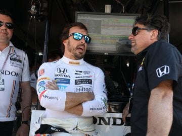 Fernando Alonso conversa con el expiloto estadounidense Michael Andretti