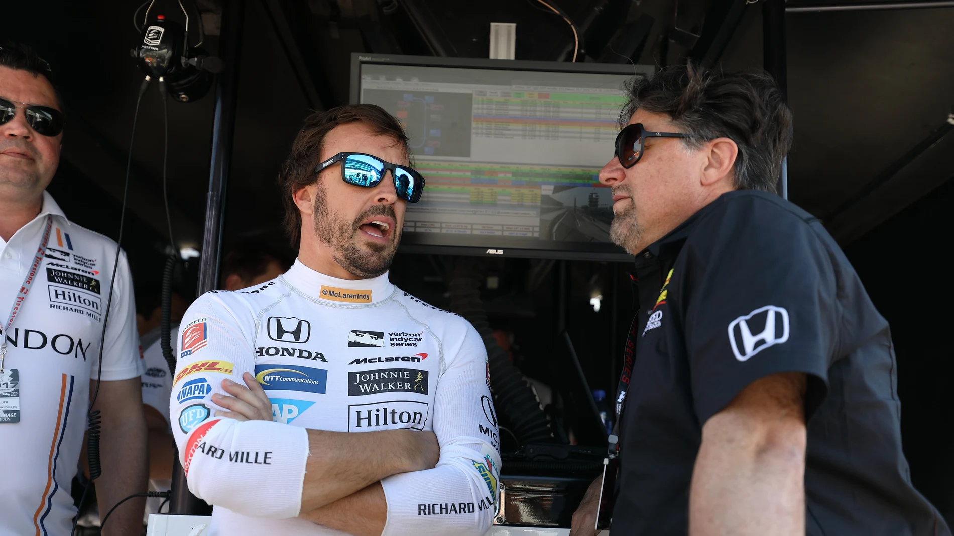 Fernando Alonso conversa con el expiloto estadounidense Michael Andretti