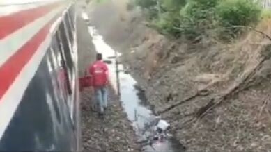 Un tren se queda parado a mitad de camino y un pasajero pide que le lleven una pizza
