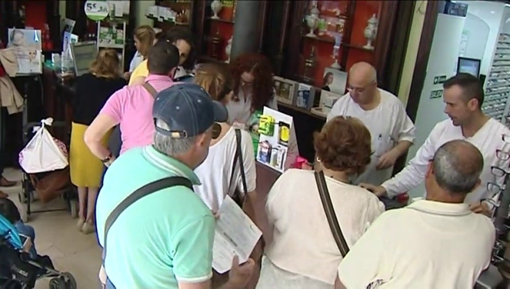 Frame 31.744637 de: Los cruceristas aprovechan para comprar medicinas en España
