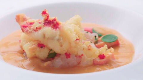 Porra antequerana con esencia de n&eacute;cora, tartar de cigala y bogavante frito