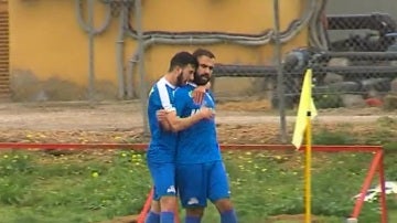 Un jugador del Ceuta celebrando un gol