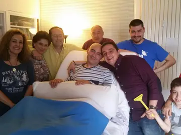 Luis de Marcos posa junto a sus familiares y amigos Luis de Marcos posa junto a sus familiares y amigos