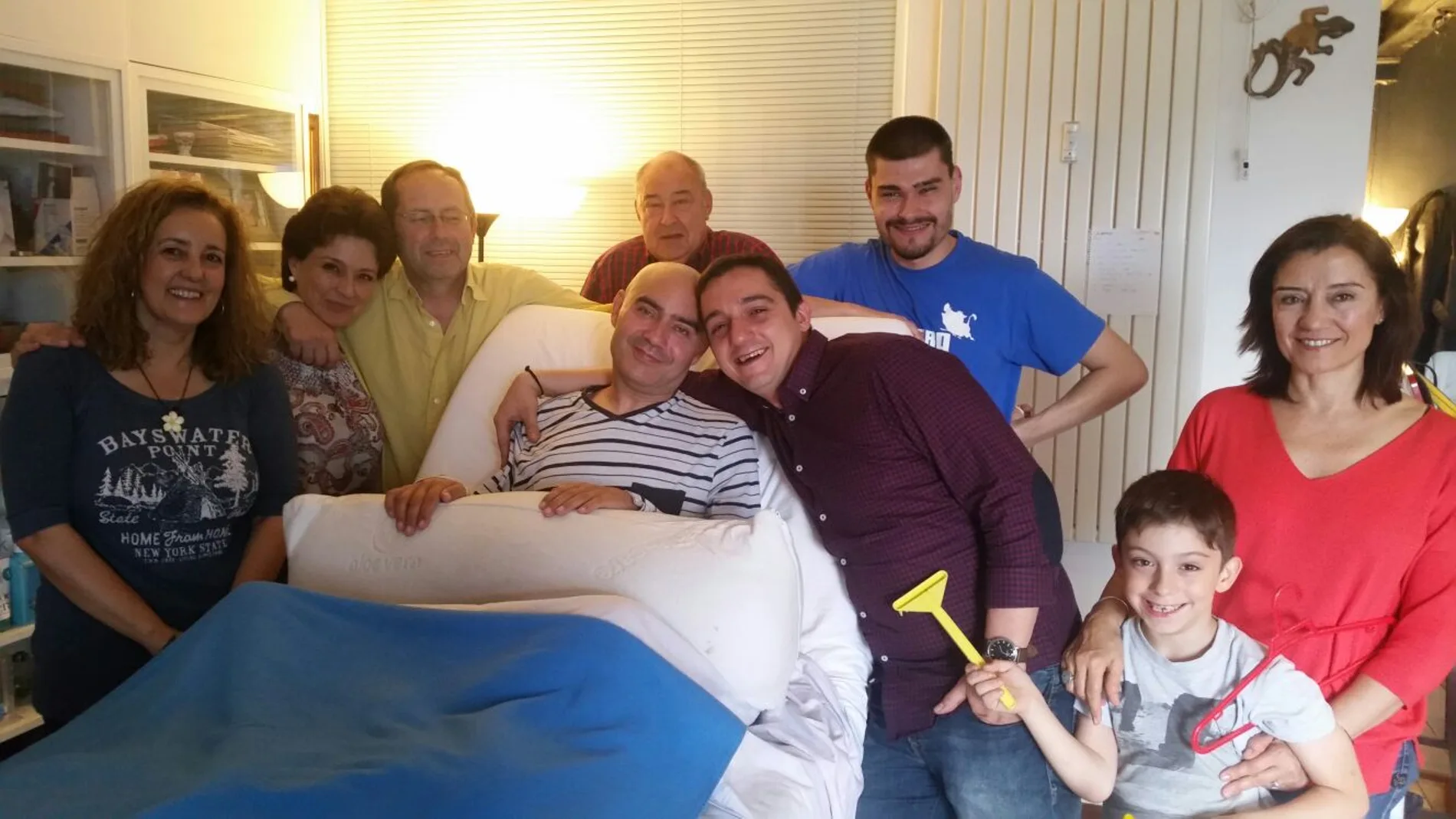 Luis de Marcos posa junto a sus familiares y amigos Luis de Marcos posa junto a sus familiares y amigos