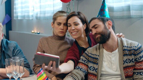 Gotzone, Iñaki y Carmen fingen ser amigos en una fiesta de tapadera