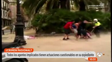 Las imágenes de la brutal agresión a un mantero del detenido por matar a un compañero de la Guardia Urbana junto a su expareja