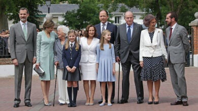 La infanta Sofía toma la comunión acompañada por sus padres y abuelos