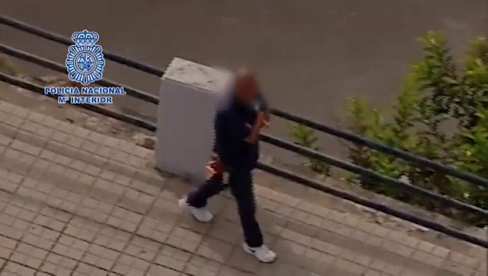 Frame 9.967667 de: Neutralizado un hombre que deambulaba con un hacha por las calles de Las Palmas de Gran Canaria