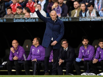 Zinedine Zidane levanta el pulgar desde la banda Zinedine Zidane levanta el pulgar desde la banda