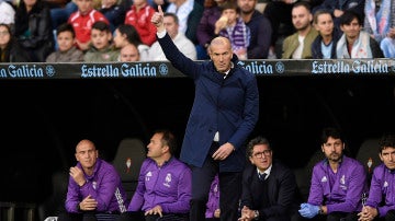 Zinedine Zidane levanta el pulgar desde la banda