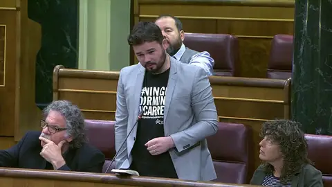 Frame 2.403533 de: Rajoy le aconseja a Rufián que no falte el respeto a las personas porque no cuesta nada y nos caería simpático Frame 2.403533 de: Rajoy le aconseja a Rufián que no falte el respeto a las personas porque no cuesta nada y nos caería simpático
