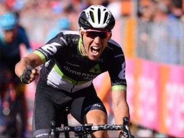 Omar Fraile festeja la victoria en el Giro