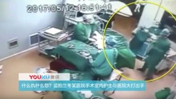 Brutal agresión entre dos enfermeros en plena cirujía