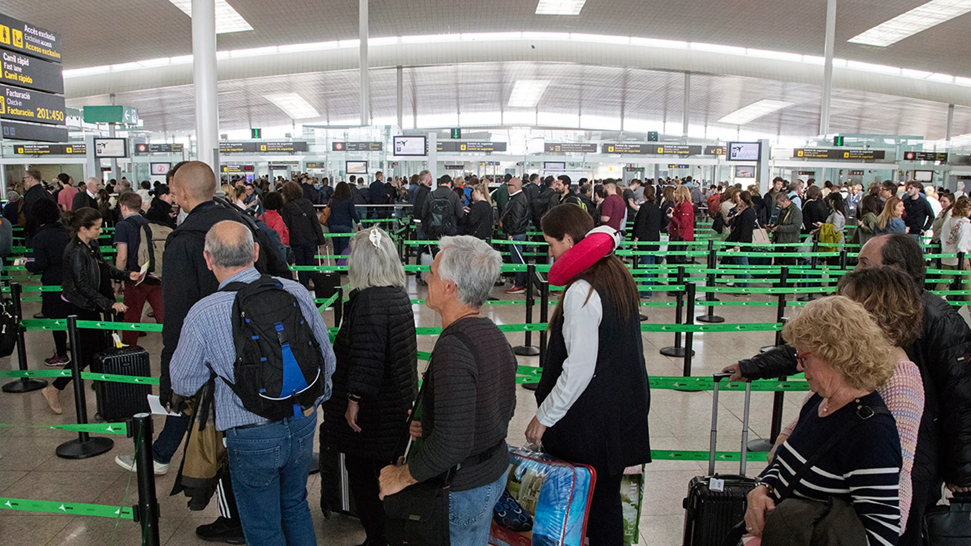 Colas en el control de pasaportes en El Prat Colas en el control de pasaportes en El Prat