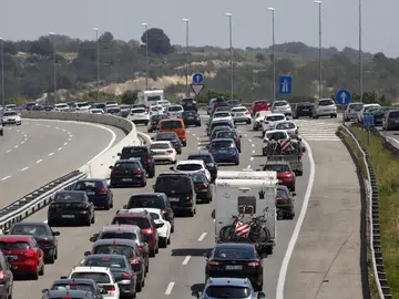 Imagen de un atasco en carretera Imagen de un atasco en carretera