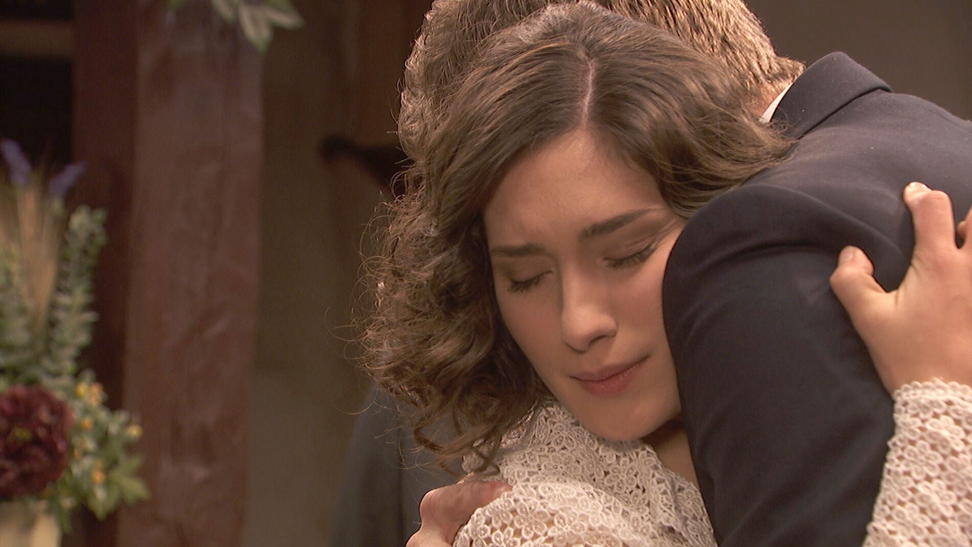 Nicol&aacute;s se convierte en el principal apoyo de Camila