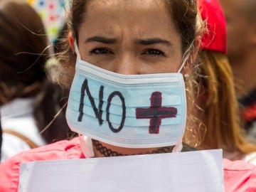 Una manifestante participa en una protesta de médicos y trabajadores del sector salud